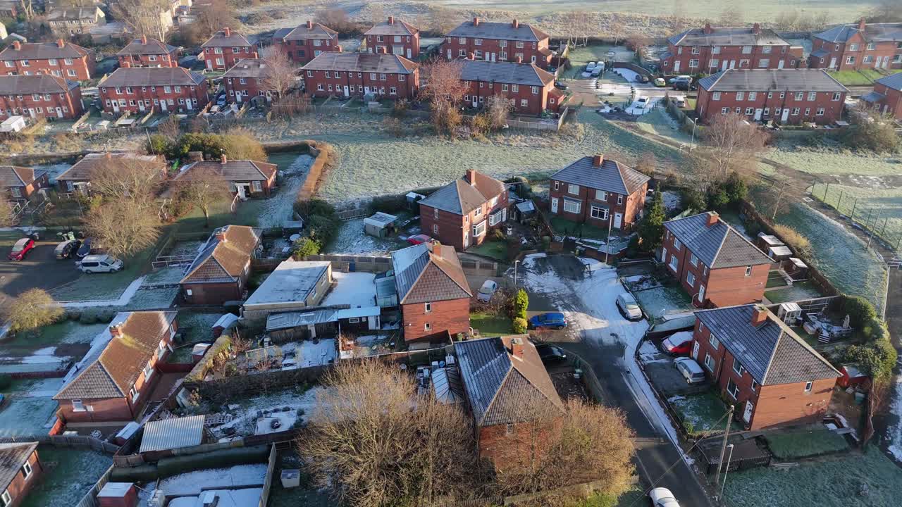 la vista de invierno del ojo de drone captura el típico desarrollo de viviendas de propiedad del consejo urbano del reino unido de dewsbury moor estate con casas adosadas de ladrillo rojo y el industrial yorkshire