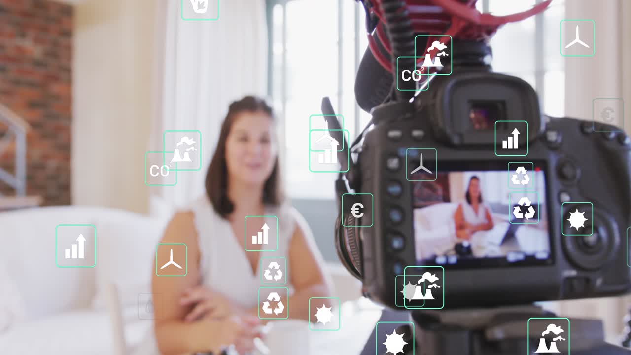 Animación de iconos digitales sobre una bloguera caucásica con un portátil hablando frente a una cámara.