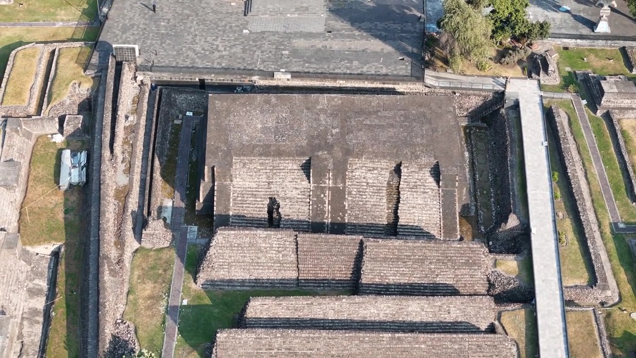 Ripresa aerea di piramide azteca a Città del Messico.