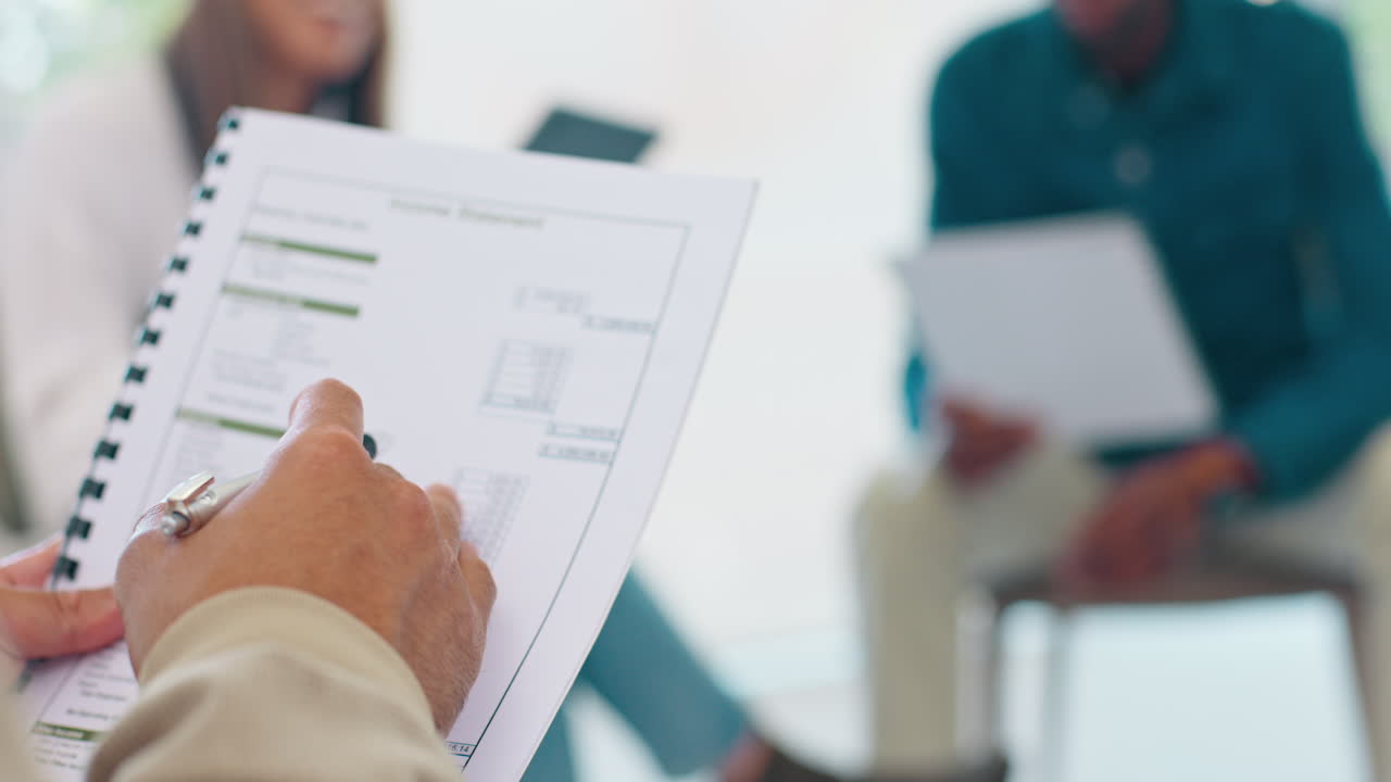 hombre de negocios, manos o papel en el trabajo en equipo