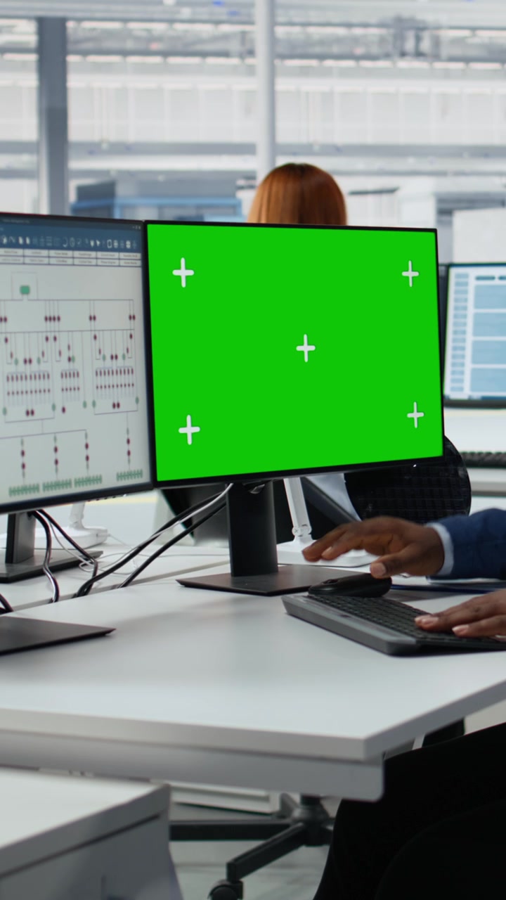 Vertikal video: Green screen PC, analyserer printpladearkitektur og mand på en halvlederfabrik