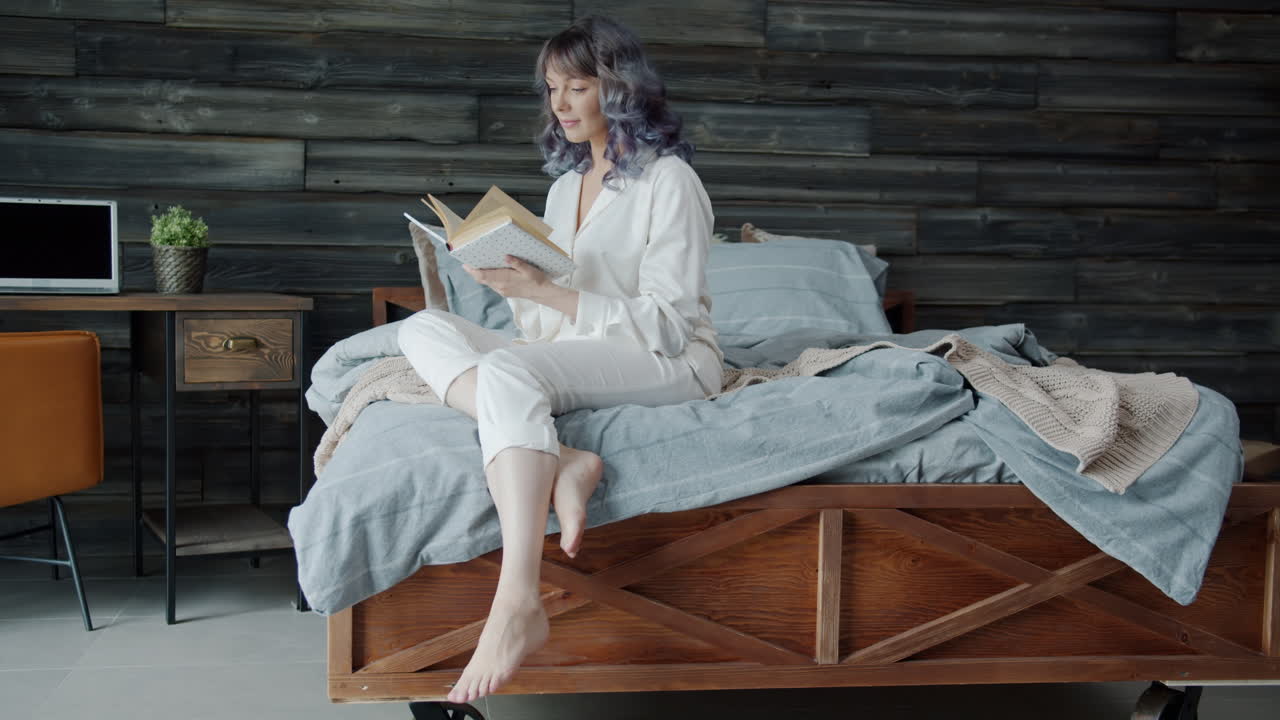 침대에서 읽는 여자