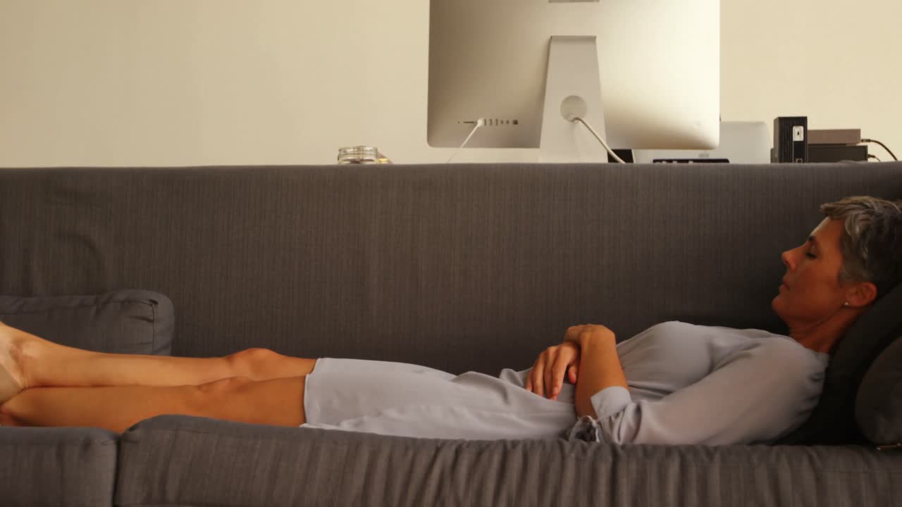 mujer de negocios durmiendo en el sofá 4k