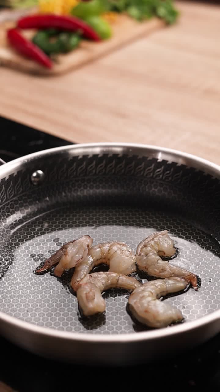 cocinar camarones en una sartén