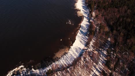 Drohnenflug-über-Das-Meer-Im-Winter-Gefrorene-Felsen-An-Der-Küste