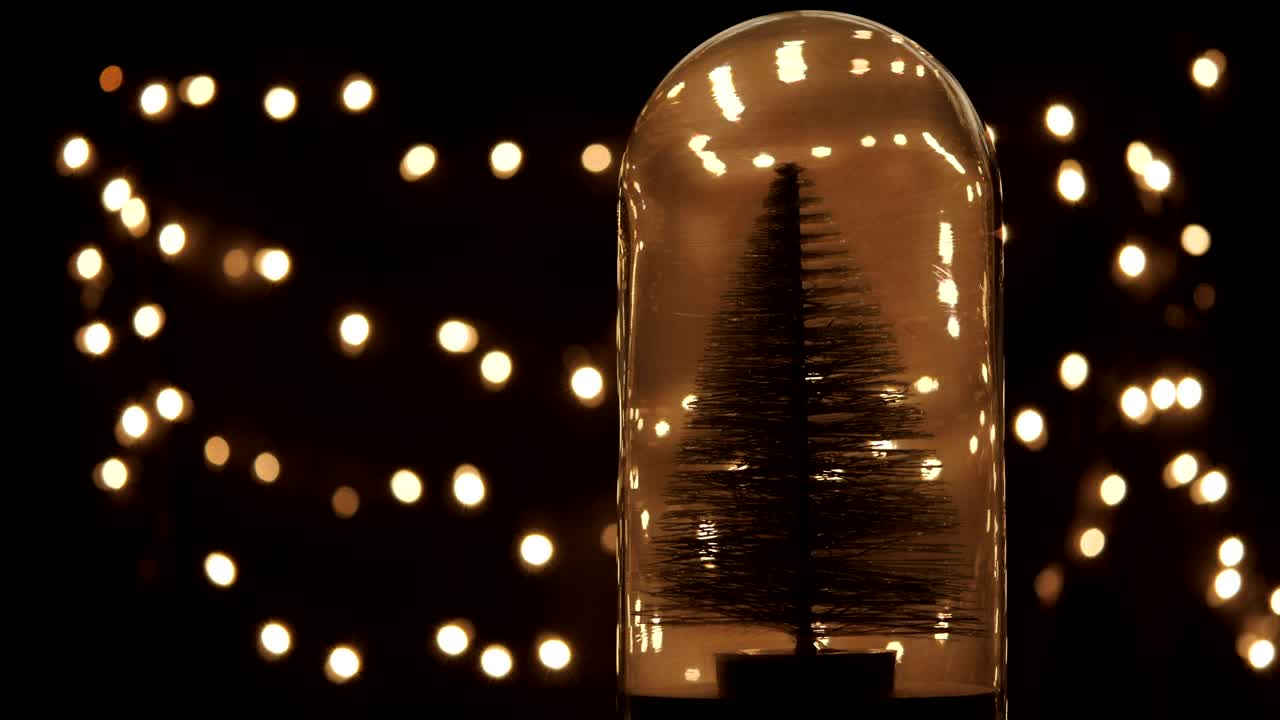 las luces del árbol de navidad giran.
