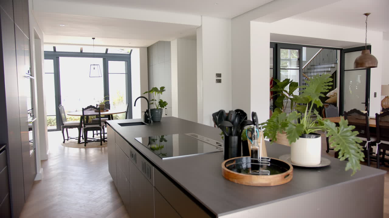 Uma cozinha moderna com bancadas elegantes e eletrodomésticos de aço inoxidável.