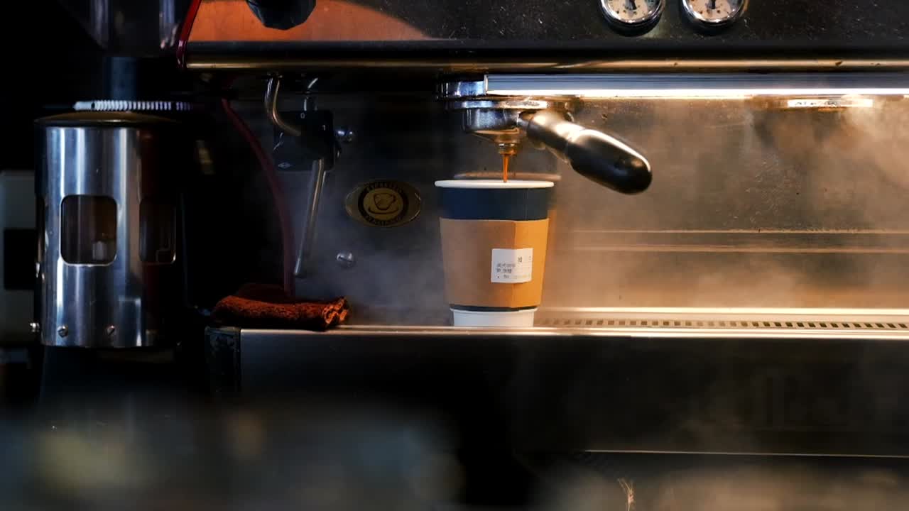카페에서 뜨거운 증기로 뜨거운 커피를 만드는 에픽 슬로우 모션