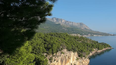 Impresionantes-Vistas-A-La-Montaña-Y-Al-Mar-Rodeadas-De-Exuberante-Naturaleza-Verde,-Toma-Cinematográfica