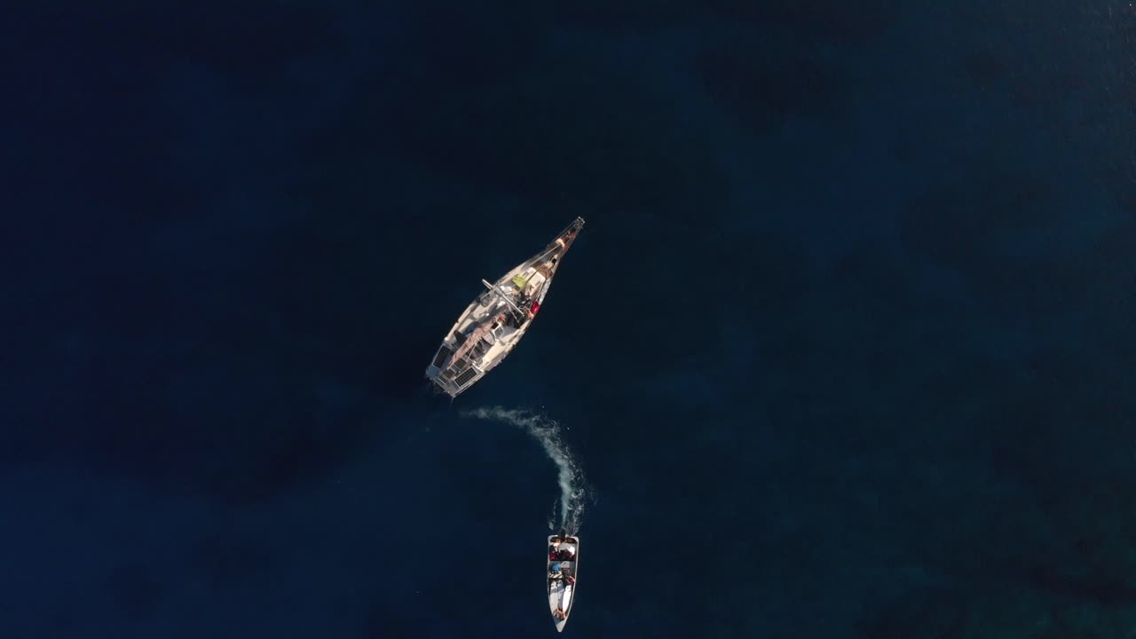 Usando il gommone per sbarcare dalla barca a vela.