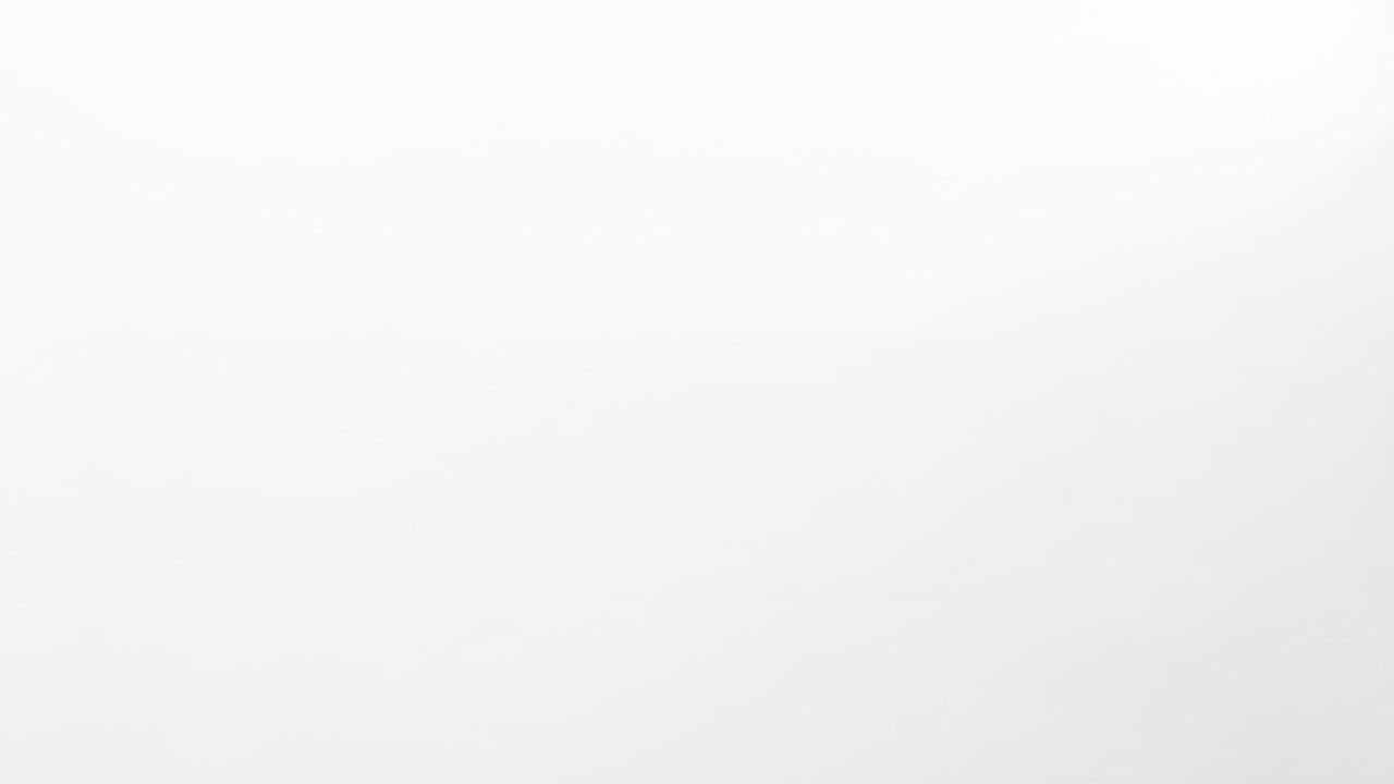 símbolo de manos femeninas con los dedos para obtener ayuda aislado en un fondo de estudio blanco con espacio de copia para colocar un texto para un anuncio