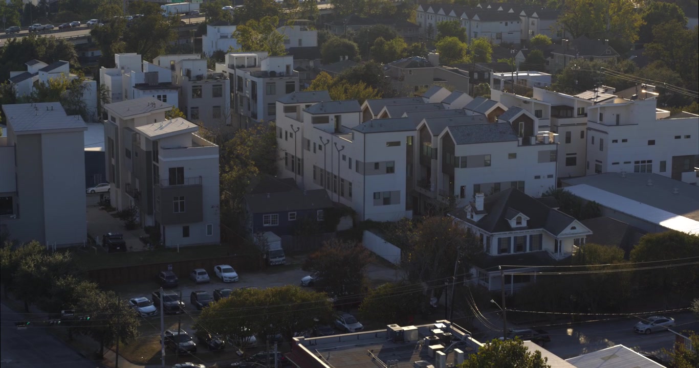 Droneudsigt over nybyggede huse i Houston Third Ward-området.