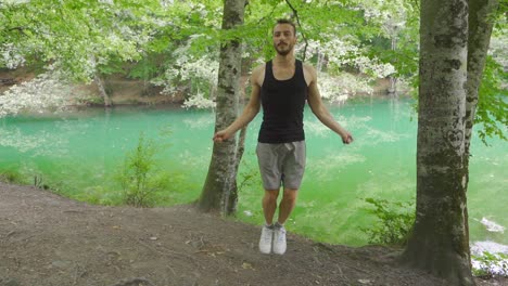 un hombre haciendo deportes en la naturaleza. está saltando.