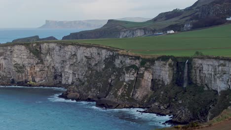 Carrick-a-Rede-Rope-Bridge-and-Fair-Head-on-the-north-coast-of-county-Antrim,-Northern-Ireland