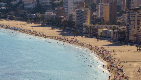 balneario mediterráneo en verano, vista de pájaro 4k