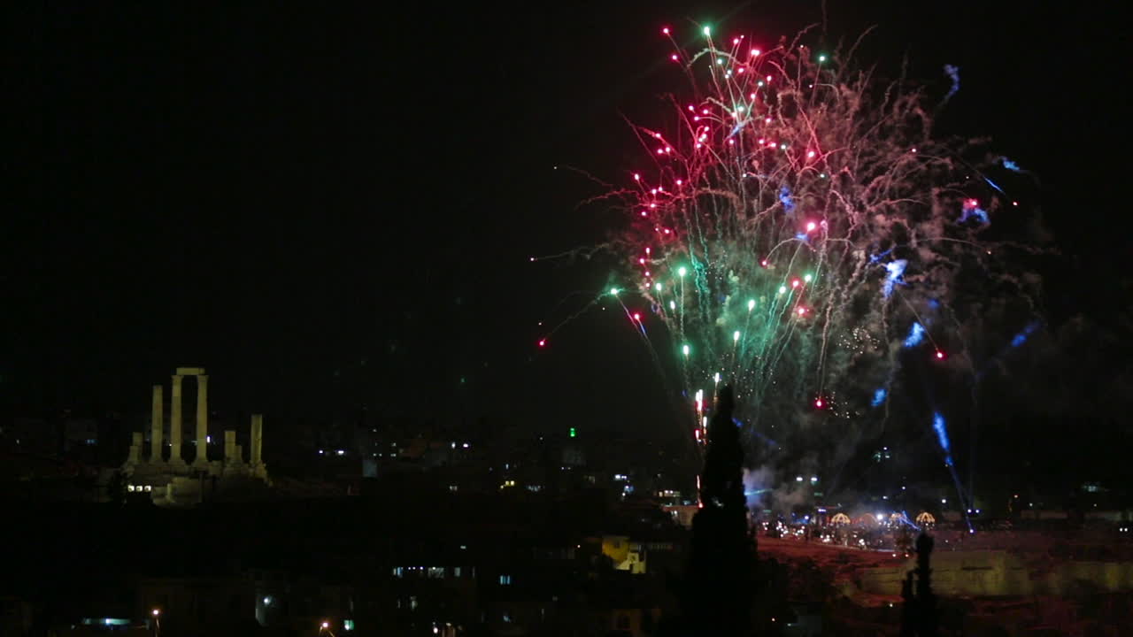 암만 요르단 상공에서 거대한 불꽃 놀이