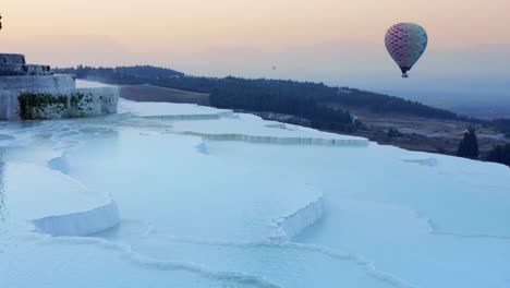 Pamukkale-Travertine,-Filmische-Drohnenaufnahmen-Aus-Der-Luft