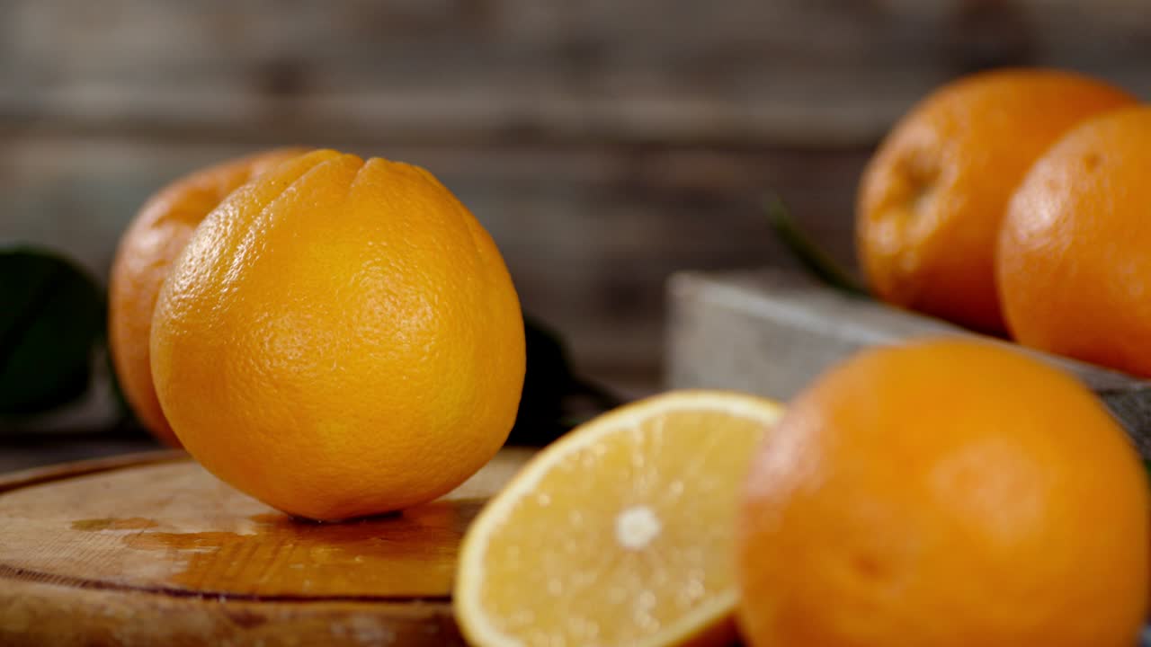 una naranja gira en una tabla de cortar.