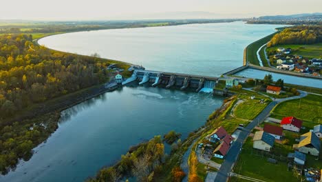 imágenes aéreas de drones 4k de un lago ptuj y una pequeña central hidroeléctrica que se ha construido en la presa de markovci y el río drava