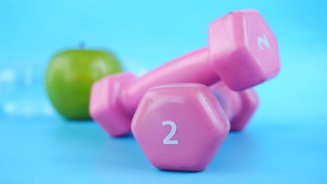 pesas rosas y una manzana