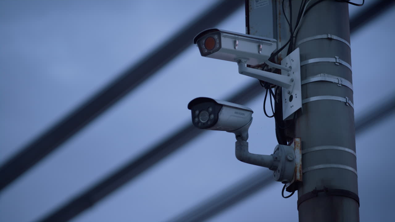Telecamere di sorveglianza ravvicinate che monitorano la strada cittadina. Concetto di tecnologia di sicurezza