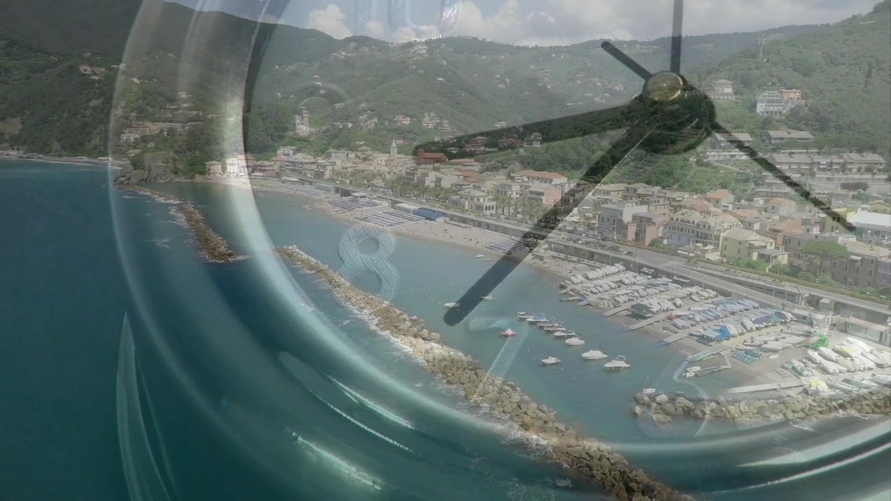 Fotogrammi che avanzano, con lancette dell'orologio sovrapposte che ruotano lentamente in senso orario, mostrando il tempo che passa su una marina.