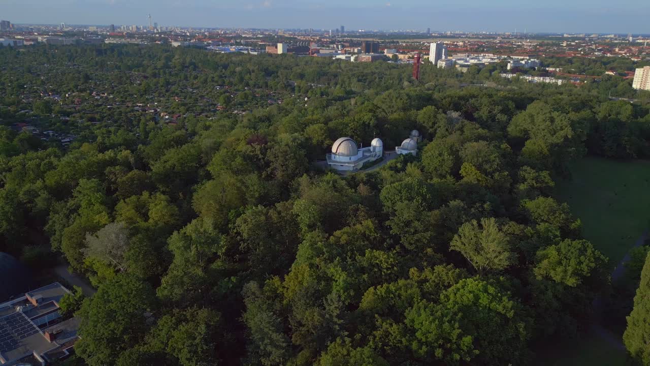 maravillosa vista aérea desde arriba vuelo berlin ciudad observatorio astronómico alemana en europa, día de verano 2023