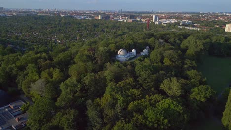 Maravillosa-Vista-Aérea-Superior-Vuelo-Observatorio-Astronómico-De-La-Ciudad-De-Berlín-Alemania-En-Europa,-Día-De-Verano-De-2023