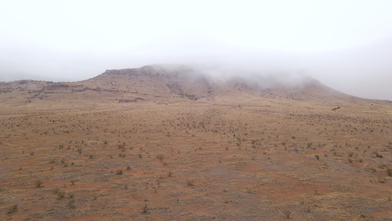 낮은 안개 구름이 사막을 감싸고 빅 벤드 국립 공원 근처의 산 정상