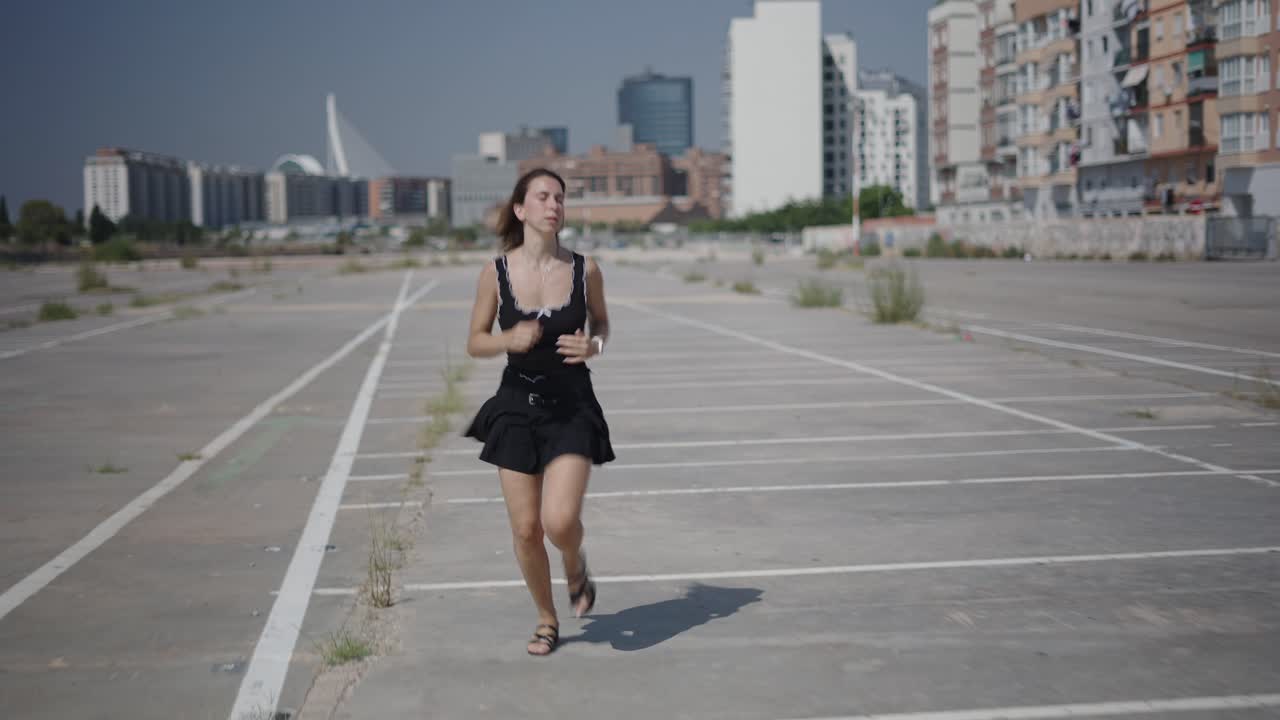 Donna che corre in un parcheggio vuoto