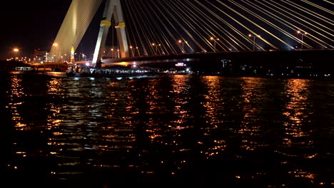 el barco nada bajo el puente de cable