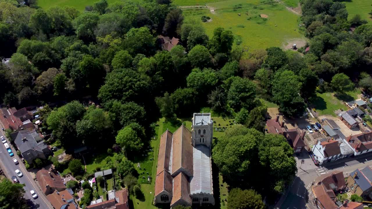 헤르네 베이 근처 헤르네의 오래된 마을 교회의 4k 드론 비디오