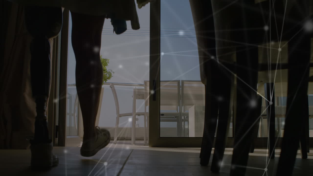 animación del procesamiento de datos con una mujer con una pierna protésica en el fondo