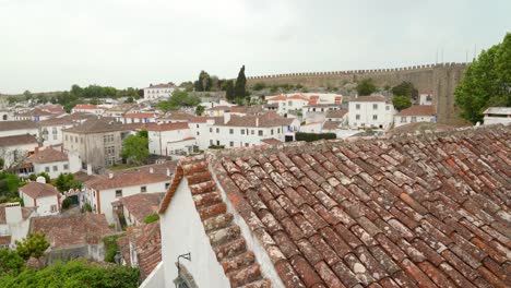 techo de azulejos rojos de una casa tradicional y antigua en el castillo de ábidos