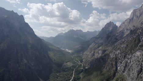 video drone frontale che scende tra le colline della valbona valbona, albania, si può vedere la bellezza della natura e degli alberi della zona