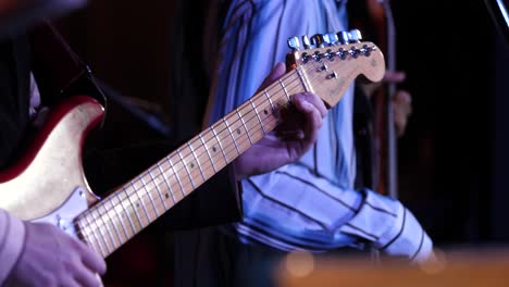 guitarrista tocando la guitarra eléctrica en el escenario