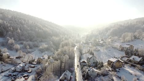 Impresionante-Paisaje-Invernal,-Río-Congelado,-árboles-Helados-Y-Toma-Aérea-Del-Sol-Matutino