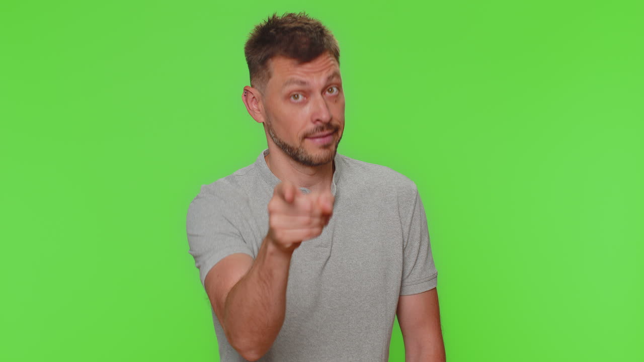 예쁜 남자가 흥분해서 웃고 카메라를 가리키며 행운의 승자를 선택하고, 멋진 당신을 나타 ⁇ 니다.