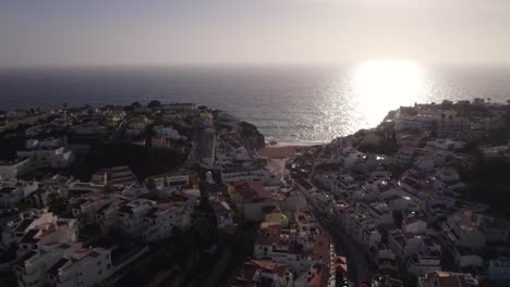 Sonnenuntergang-Im-Kleinen-Dorf-Carvoeiro-In-Portugal,-Touristenziel-Für-Den-Urlaub,-Luftaufnahme