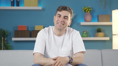 hombre haciendo gestos positivos con expresión relajada. él aprueba.