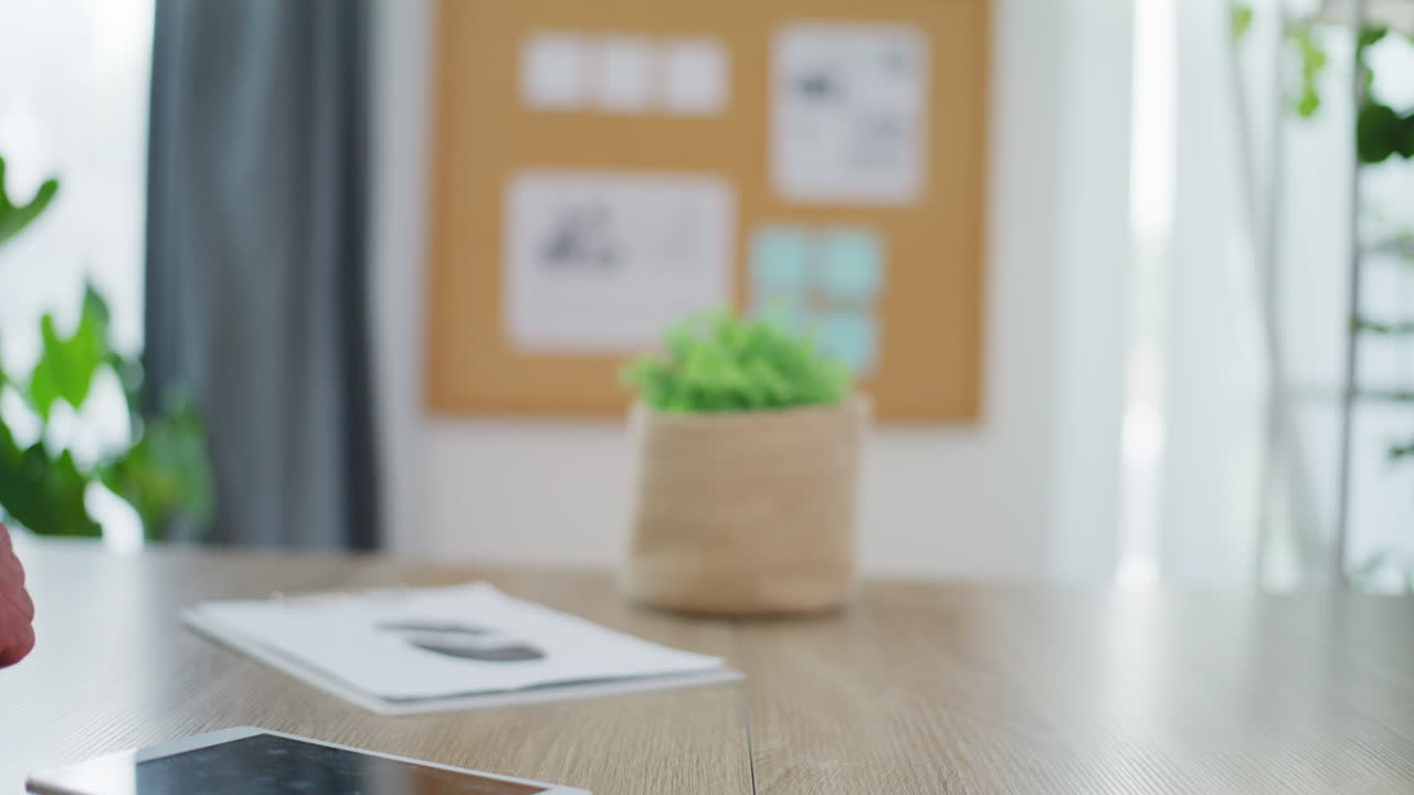 사업가가 손을 흔들고 거래를 합니다.