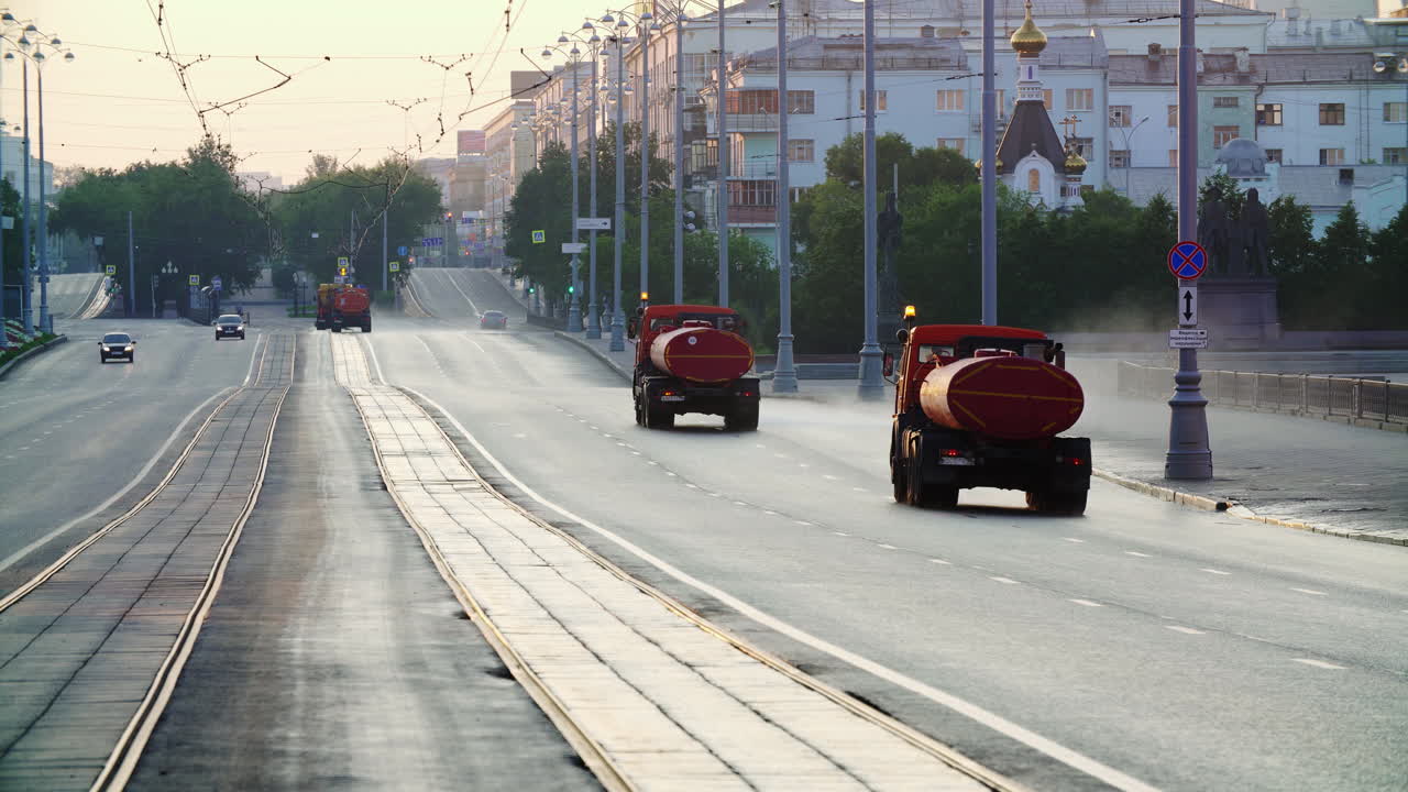 물 트럭과 함께 새벽에 도시 거리