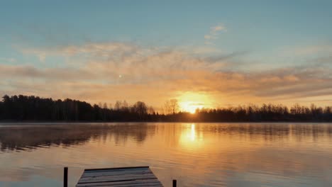 Sonnenaufgang-über-Dem-See-In-Ufernähe,-Zeitraffer,-4k