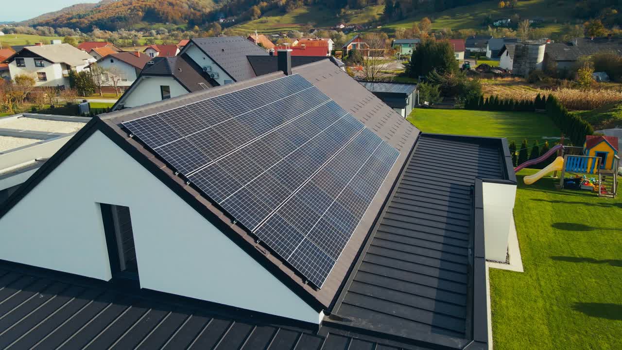 지붕에 태양광 발전소가 설치된 집의 놀라운 항공 4k 드론 영상
