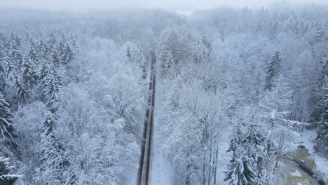 Vista-Aérea-De-Drones-De-La-Carretera-En-Un-Idílico-Paisaje-Invernal---Retroceso-Aéreo