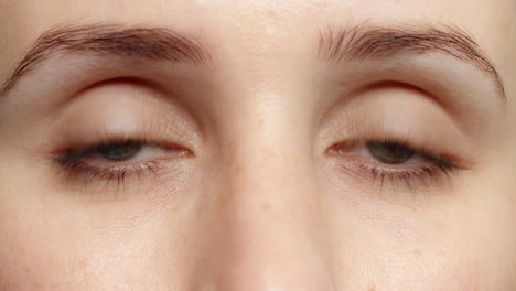 cerca ojos azules parpadeando mujer hermosa color natural concepto de vista saludable
