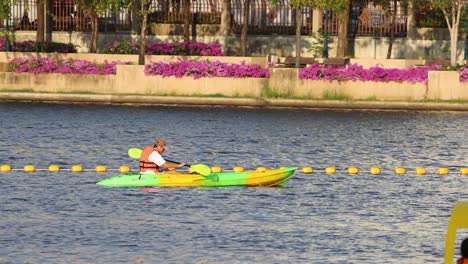 dos kayakistas compitiendo en una carrera acuática