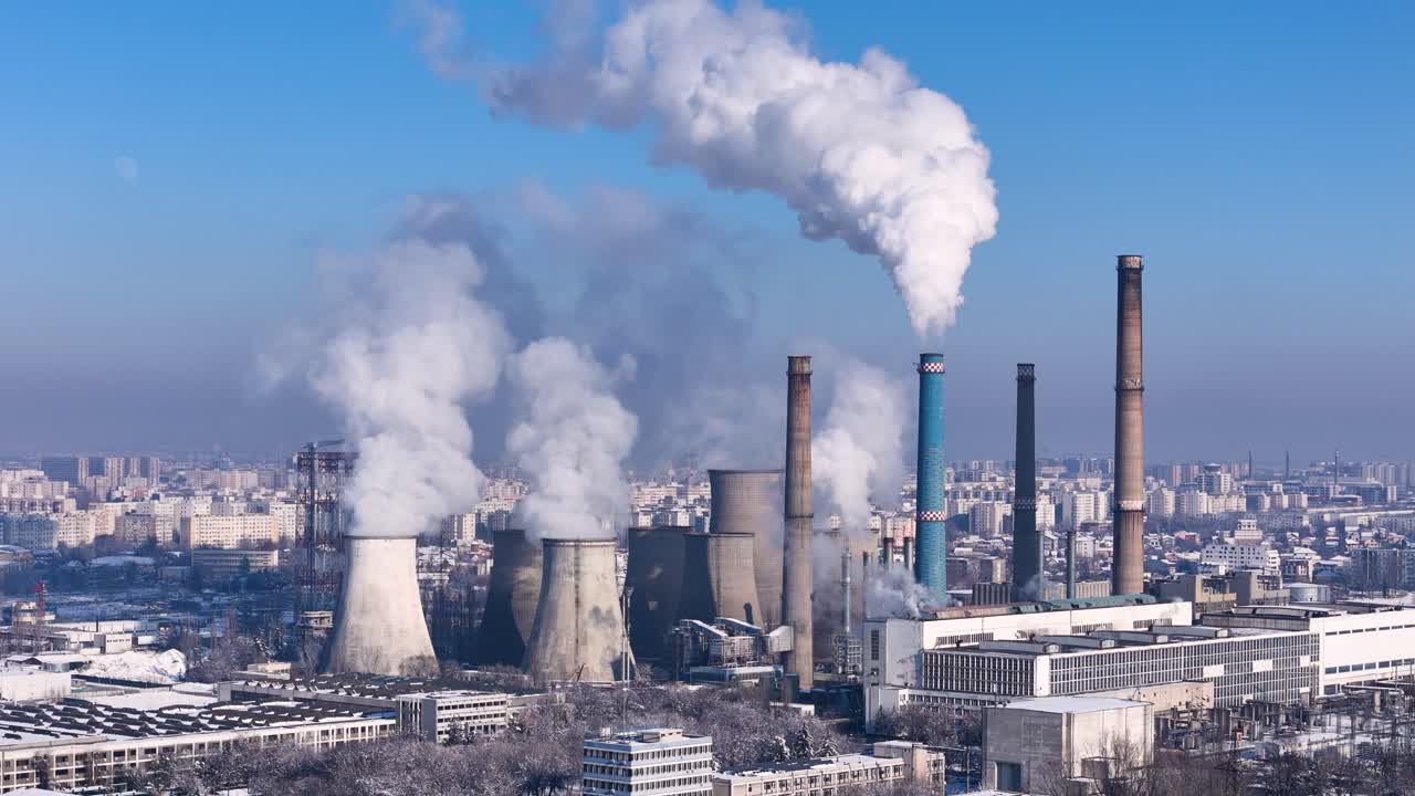 배경에 도시와 함께 대기 중으로 연기를 방출하는 석탄 발전소의 회전 항공 사진, 유럽, 루마니아