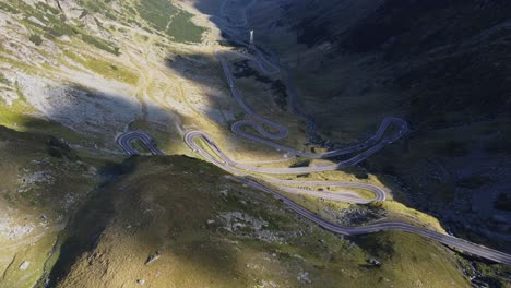 Toma-Aérea-De-La-Rocosa-Carretera-Serpenteante-De-Montaña-Transfagarasan