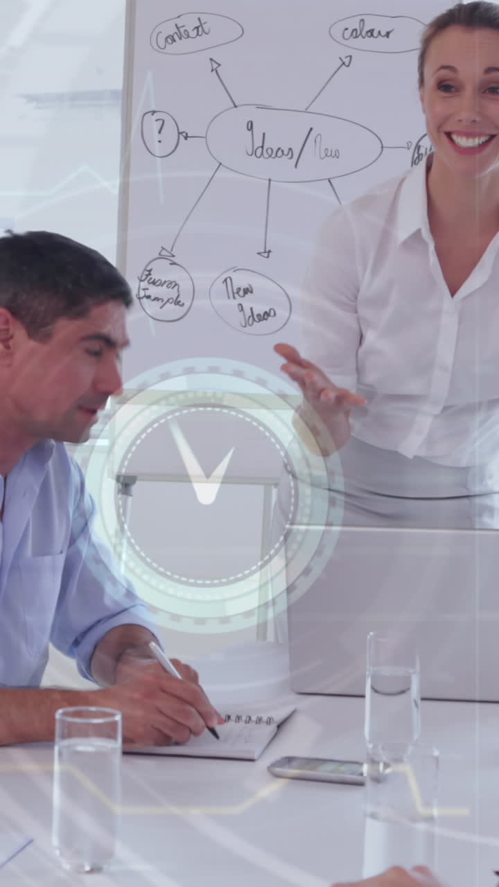 animación del procesamiento de datos sobre diversas personas de negocios en la reunión